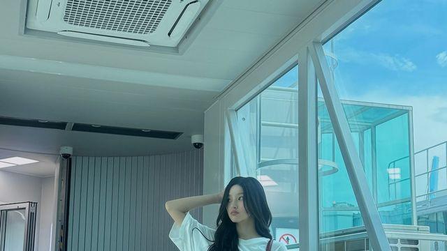 '키오프 막내' 하늘, 공항에 티셔츠 한 장만?…시선 강탈한 '하의실종룩'