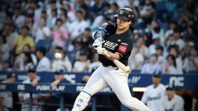 KT, 한화에 5-2 역전승 거두고 5연패 탈출…한화는 선두 자리 위기