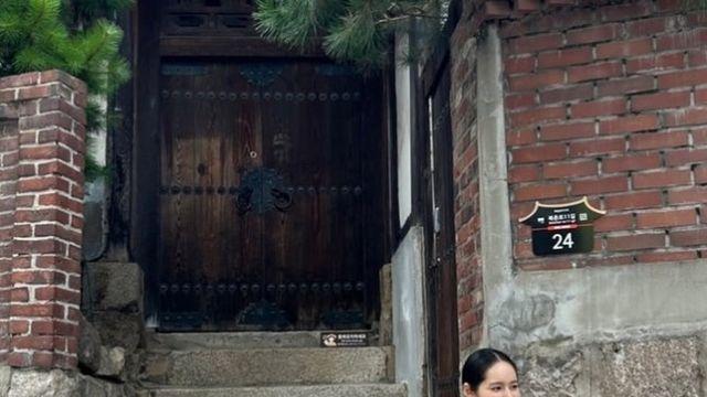한가인, 고택 앞 단아한 자태…우아한 고전미 [AI 포토컷]
