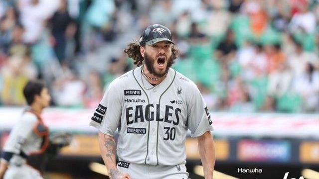 '폰세 KBO 개막 후 최다 14연승 타이' 한화, KT 5-4로 꺾고 선두 복귀