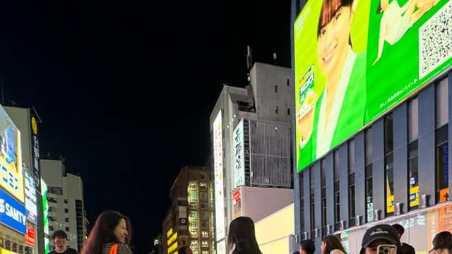 하지원, 일본 여행 중 포토크루 변신…다리가 고생했네