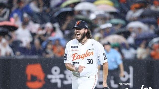 '폰세 선발 14연승' 한화, 하루만에 1위 탈환…LG, 두산에 져 2위(종합)