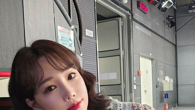 이유리, 빅카라 블라우스로 완성한 단아한 레트로 감성