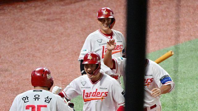 오태곤 '대타 역전 3점포'→디아즈 '멀티 홈런' 꺾었다…SSG, 삼성에 5-4 역전승 [인천:스코어]