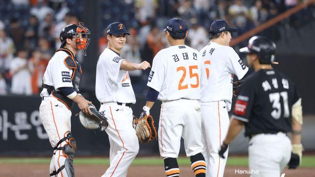 '폰세 승리 날아갈 뻔' 간담 서늘 9회→ 어렵사리 선두 복귀…김경문 감독 