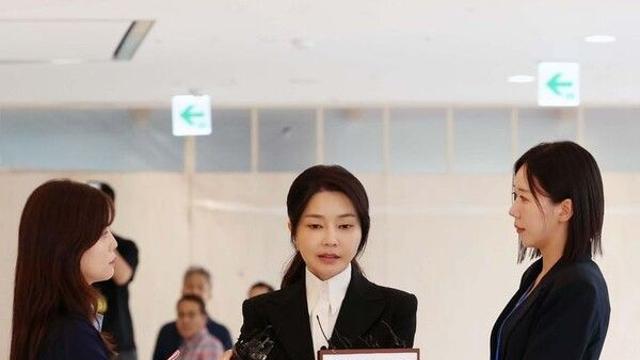 '검은 정장에 흰 셔츠' 김건희, '15만원' 에코백 들고 특검 출석