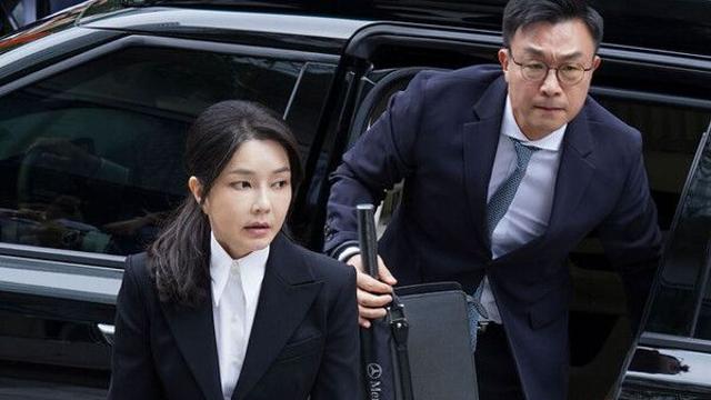 특검, '피의자' 호칭하며 조사…김건희, 진술 거부 않고 답변(종합)