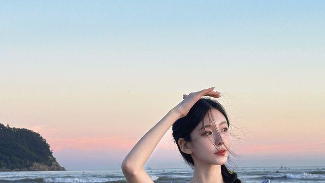 김효진, 시선 압도하는 '완벽 슬림핏'…스트라이프 모노키니로 완성한 '클래스가 다른' 비치룩
