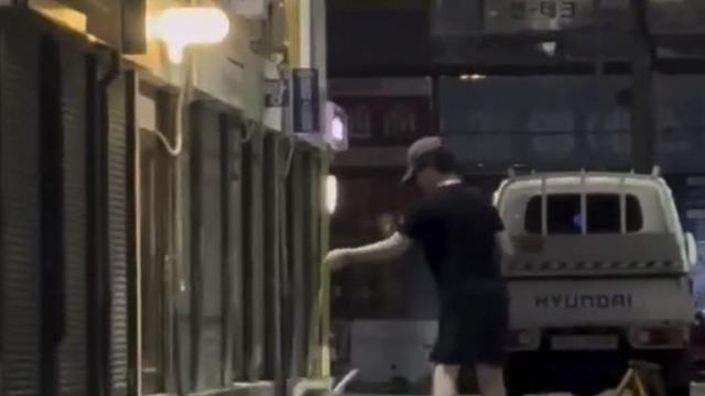강아지 학대 의심 영상 확산…경찰, 입건 전 조사