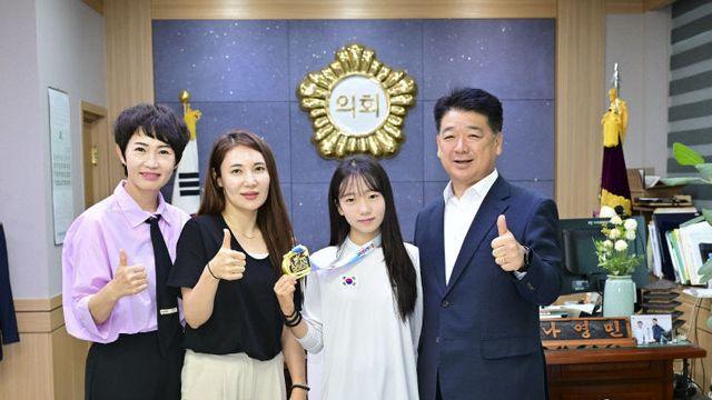 김천시의회 태권도금메달리스트 황인서 선수 격려