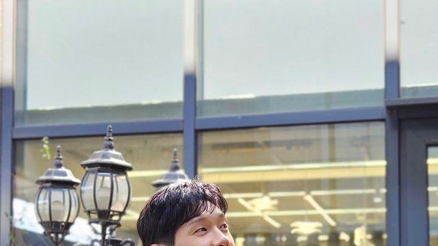 '옷 잘 입는 배우' 지현우, 데님 셔츠 하나로 완성한 '여름의 정석'