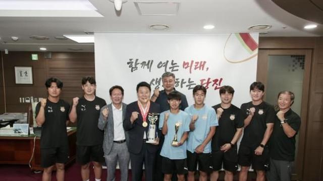 오성환 당진시장, 대통령금배 우승 신평고 축구부에 격려