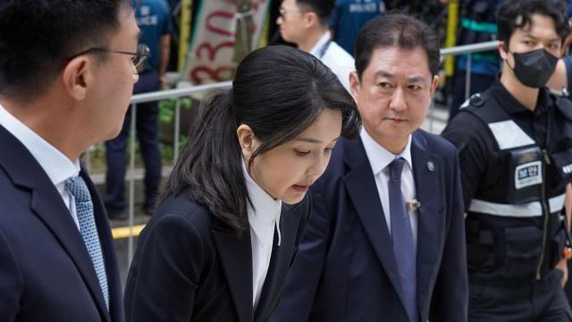 특검 첫 출석 김건희, 10시간 조사 후 귀가…