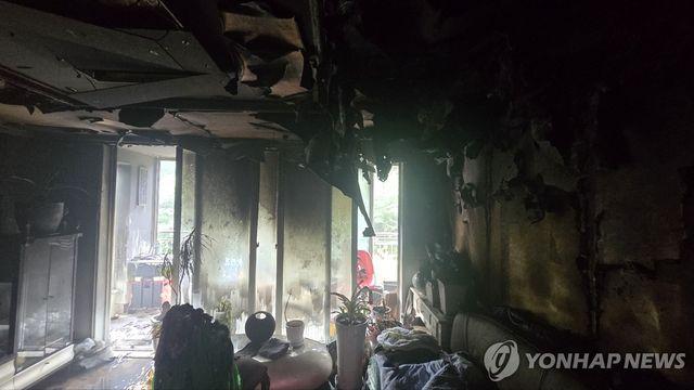 아파트 주방 김치냉장고 불…1명 부상·16명 대피