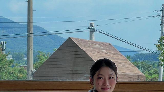 골프채 내려놓은 '파워 스윙' 안소현, 니트 베스트로 '청순 스쿨걸' 변신