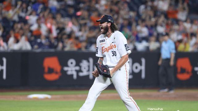 9안타 맞아도 폰세는 지지 않는다, 개막 후 14연승 타이기록 [IS 스타]