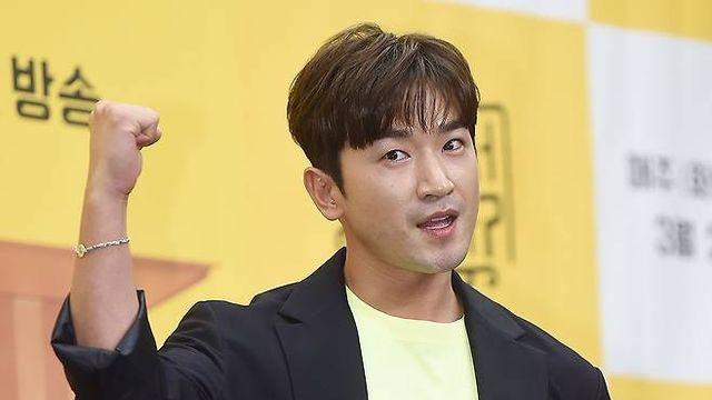 이민우, '♥싱글맘' 결혼 소식에 팬들 급분열…