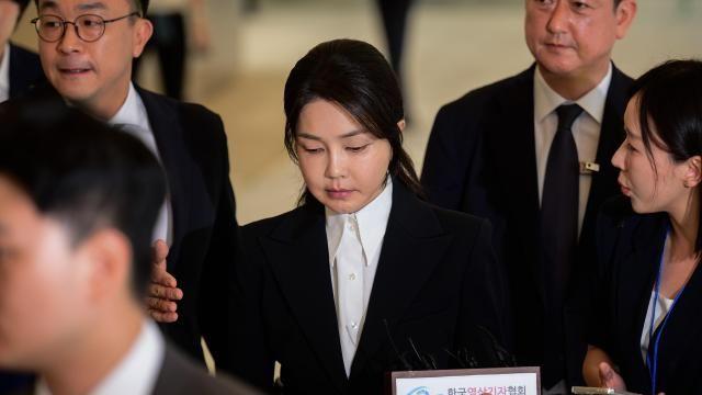 尹錫悦前大統領の妻、金建希氏「国民に申し訳ない」…特別検察に被疑者として出頭