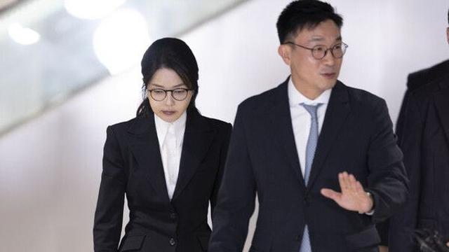 김건희, 특검 첫 조사 마치고 11시간만 귀가…구속영장 등 검토(종합)