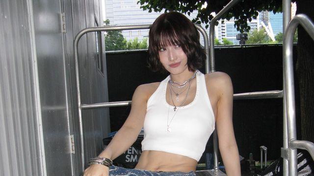 트와이스 모모, 크롭탑으로 드러낸 완벽한 허리 라인... 90년대 뮤직비디오를 찢고 나온 듯한 비주얼