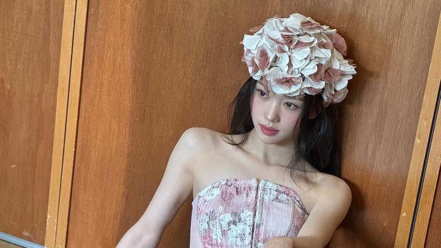 케플러 샤오팅, 플라워 톱에 데님 스커트로 '로맨틱 홀릭' 만들기