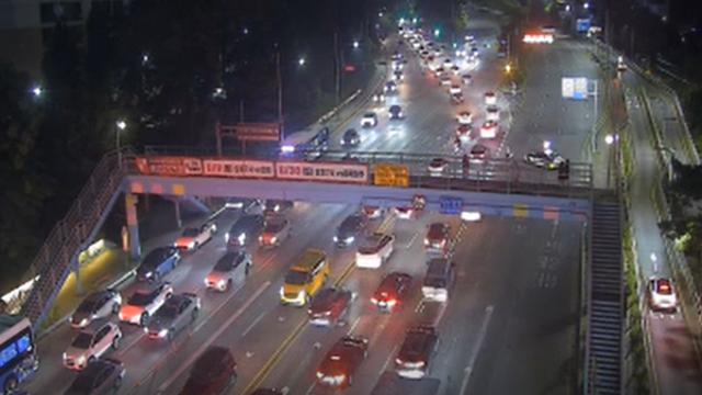 [속보] 부산 제2만덕터널 내 차량 화재 발생…도로 전면 통제 중