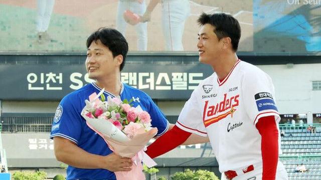 '은퇴' 오승환 배웅하는 SSG 김광현…