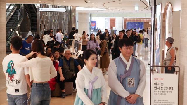 韩国对中国团体游客免签 免税行业迎来复苏契机