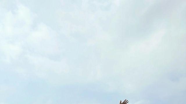 '트로트 여제' 송가인, 청량한 여름 데님 쇼츠로 자유분방 매력 발산