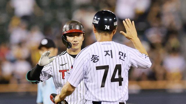 '신민재 3타점 2루타' LG, 두산에 4-3 진땀승…선두 탈환(종합)