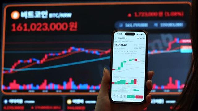 트럼프, 美 퇴직연금에 암호화폐 투자 허용…비트코인 2%·리플 10% 급등