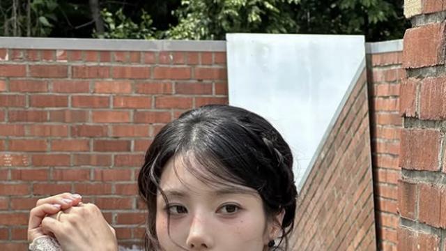 권은비, 워터밤 불참 후 근황…청초한 미모로 전한 인사 [AI 포토컷]