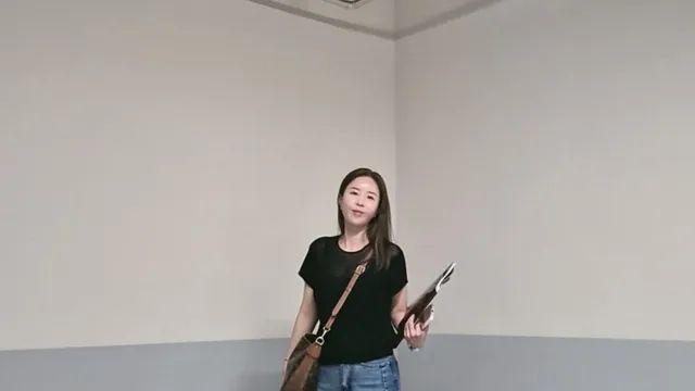 신지, 블랙 티셔츠와 와이드 데님이 그려낸 담백한 여름의 초상