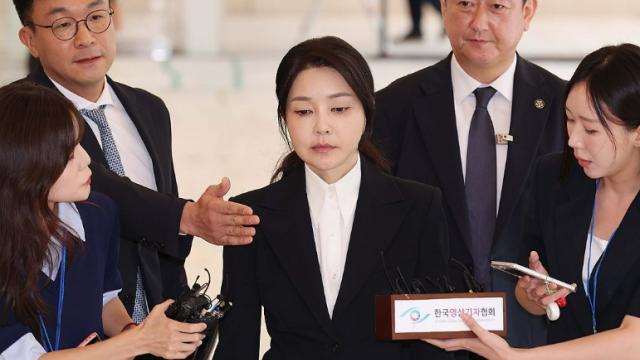 특검, 김 여사 구속영장 청구...헌정 첫 대통령 부부 구속되나