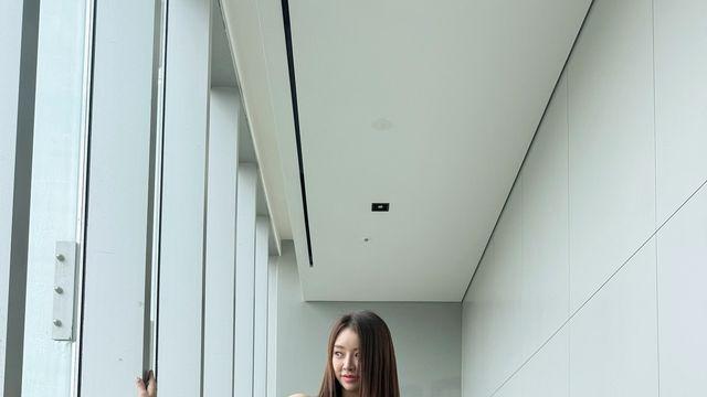 설하윤, 블랙 점프슈트와 메탈릭 힐로 뽐낸 각선미