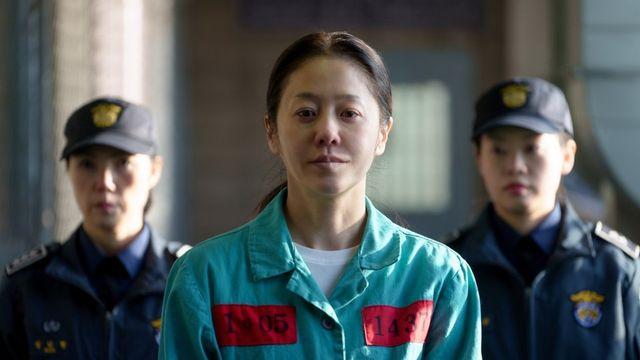 고현정이 철창 안에 갇혔다? '사마귀: 살인자의 외출'서 연쇄살인마로 완벽 빙의