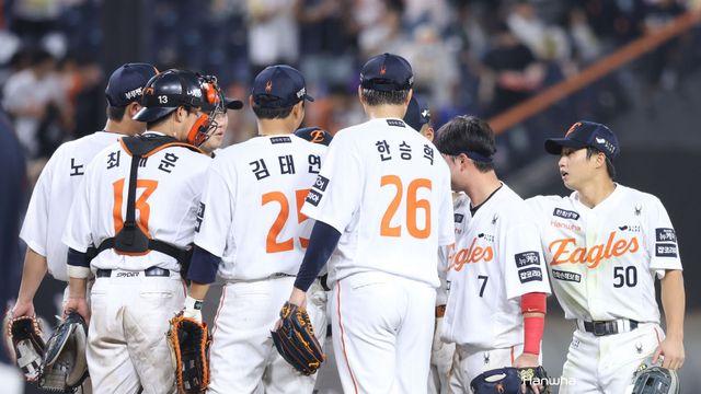 '8월 ERA 10.03' 믿었던 한화 불펜이 무너지다니…1승3패 월간 승률도 '최하위', 선두권 경쟁 위험 신호 [대전 현장]