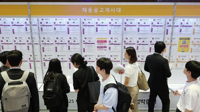 부모는 일하고 자식은 놀고…불황·고령화가 낳은 우울한 ‘역할 체인지’