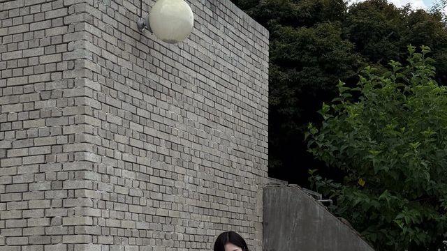 오마이걸 청순 여신 아린, 군더더기 없는 레이스 블라우스로 완성한 내추럴 청순미