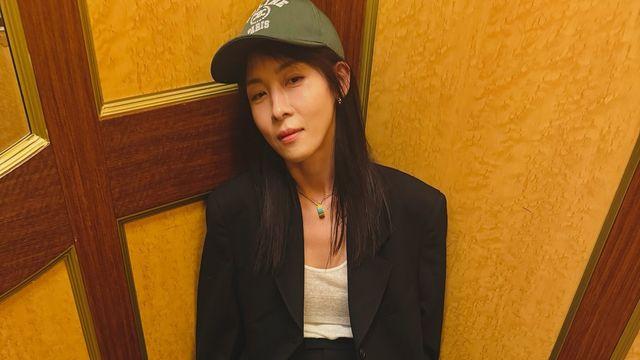 하지원, 박시한 블랙 셋업에 스포티 무드 더한 힙한 스타일