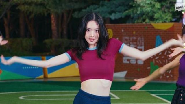 ‘여름밤 운동장’에 뜬 키키, 신곡 ‘댄싱 얼론’ 청량 퍼포먼스 공개