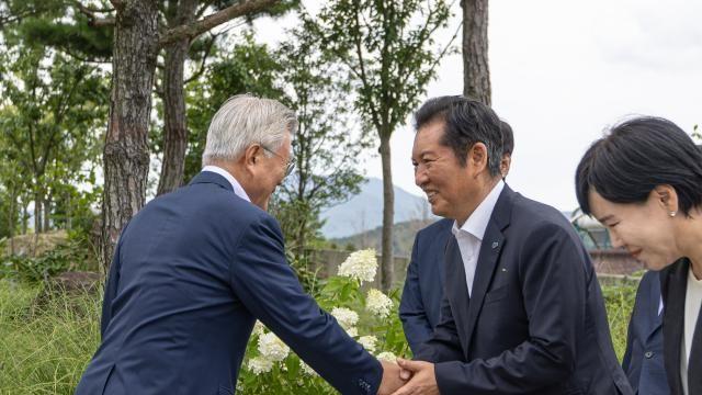 文, 정청래 만나 지방선거 승리 당부 “부울경 매우 고무적…TK 변화 기대”