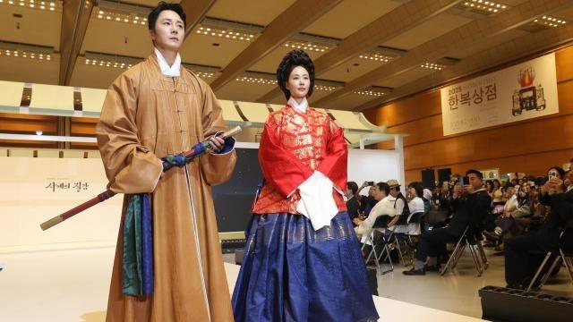 韩流明星演绎韩服之美