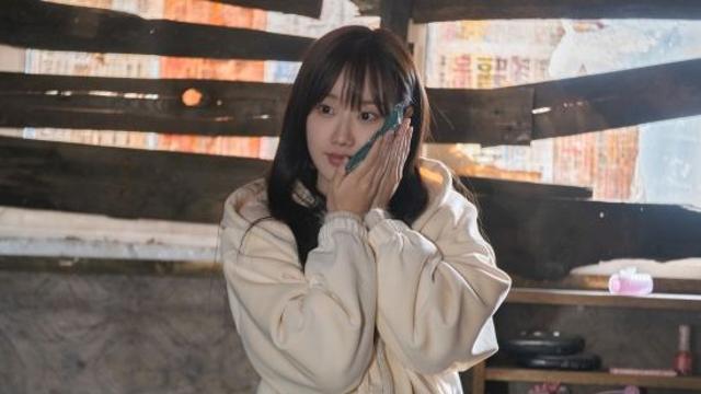 이나은, 연기 복귀작 '아이쇼핑' 비하인드컷…반전 매력 포착?
