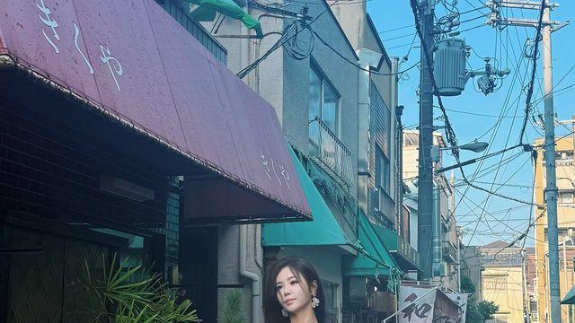 강예빈, 화이트 원숄더 드레스로 완성한 여름의 우아함