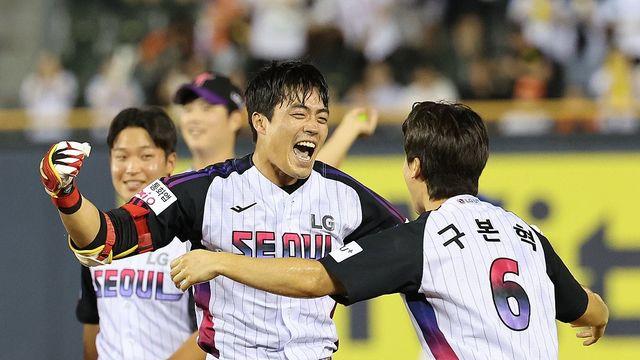 천성호, 연장 10회 끝내기 안타…LG, 한화 꺾고 2경기 차 1위