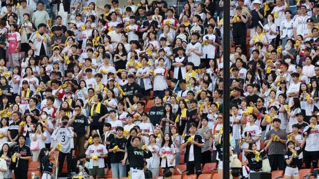 LG-한화 빅매치에 잠실은 만원…KBO, 역대 최소 경기 900만 관중 돌파