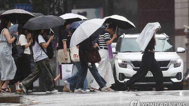 [날씨] '말복' 토요일 남부에 강하고 많은 비…최대 200㎜ 이상