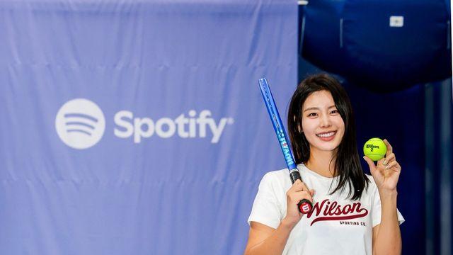 강소연, 크롭 티셔츠+소녀미 스커트... 따라 입으면 바로 ‘건강 프레시’