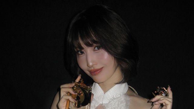 모모, 펄감 입은 텍스처와 골드 소품의 조화... 무더운 여름밤을 수놓다